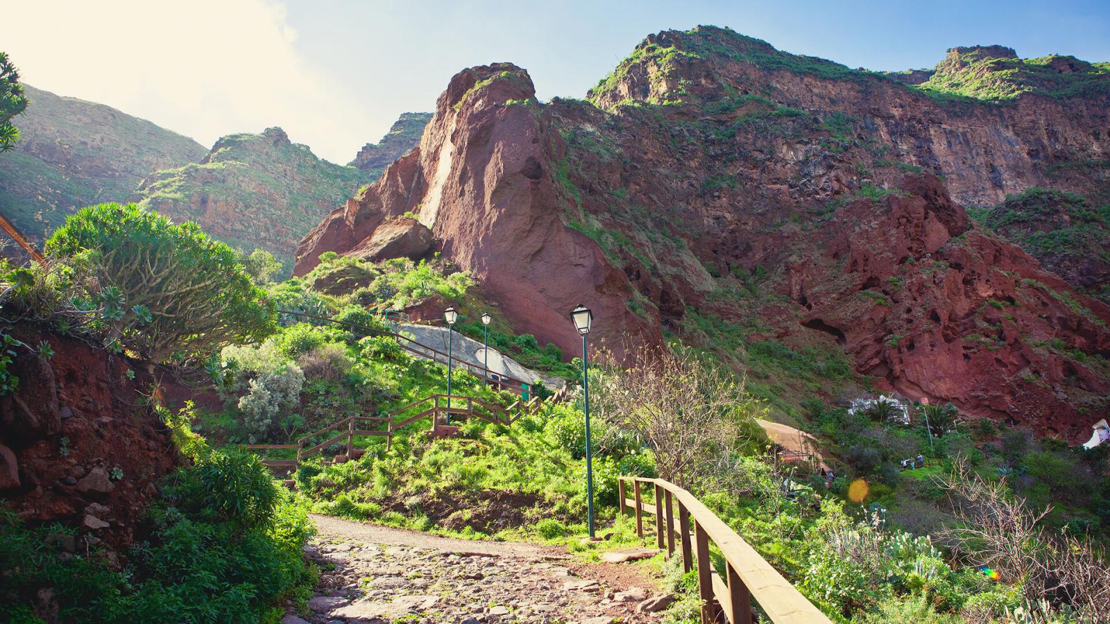 Barranco de Guayadeque — czerwone formacje skalne